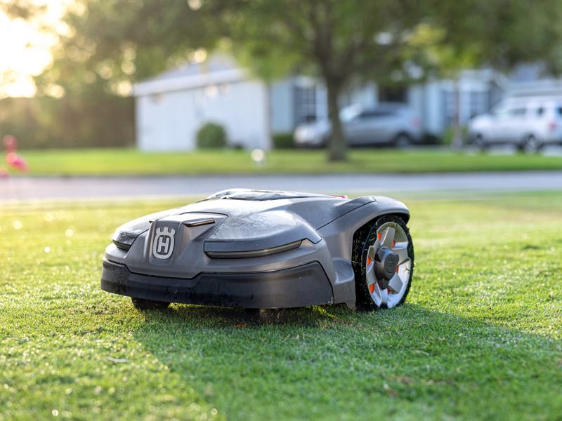 Mähroboter auf dem Rasen