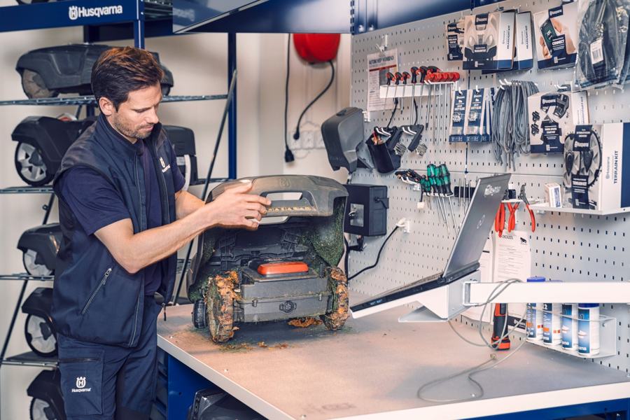 Mähroboter in der Werkstatt